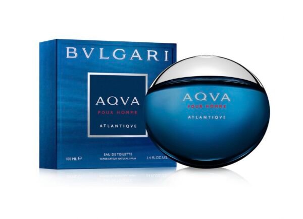 Bvlgari Pour Homme Atlantiqve es un aroma vigorizante, sensual y poderoso que contiene ámbar gris, una nota que es catalogada como la protagonista de esta fragancia, además de sus toques marinos y cítricos. Esta es la versión más fresca y marina de la línea; sus notas amaderadas dan el toque varonil y atractivo a la fragancia.